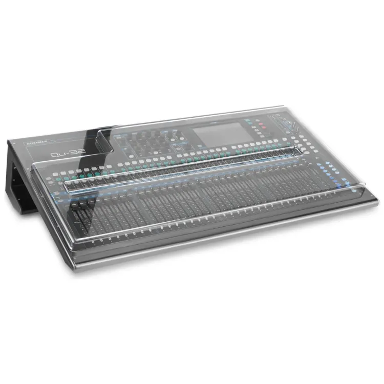 Tapa Decksaver puesta sobre el Allen & Heath Qu-32, vista en tres cuartos
