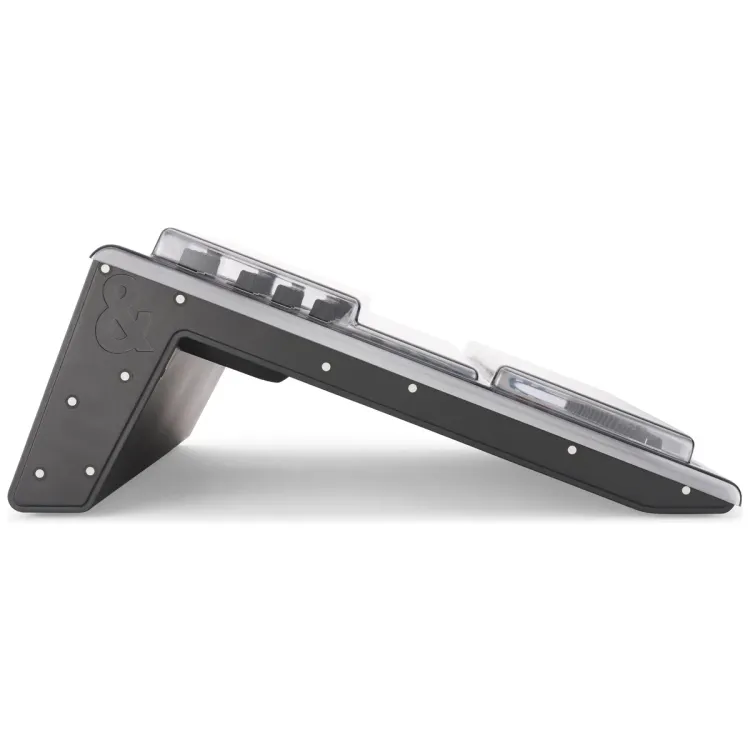 Perfil lateral de la tapa Decksaver sobre el Allen & Heath Qu-5 y Qu-5D
