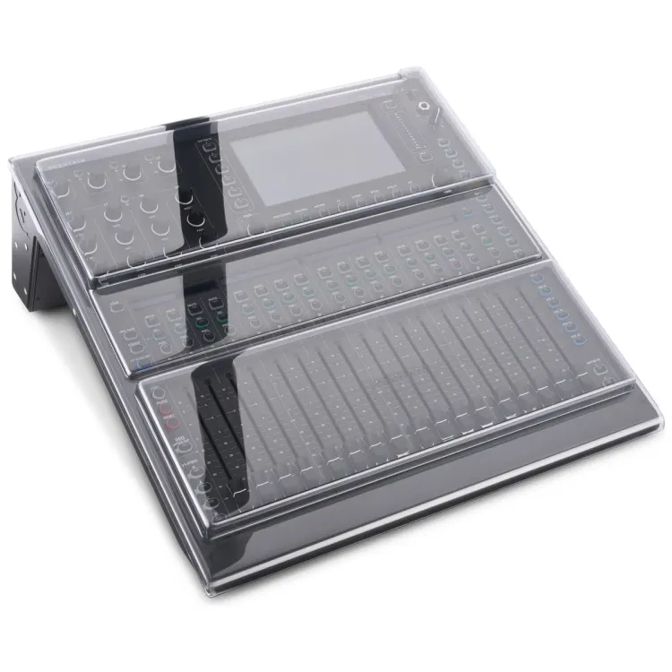 Tapa Decksaver puesta sobre el Allen & Heath Qu-5 y Qu-5D, vista en tres cuartos