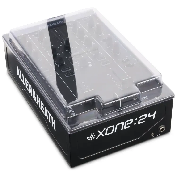 Tapa Decksaver puesta sobre el Allen & Heath Xone:24 y Xone:24c, vista en tres cuartos