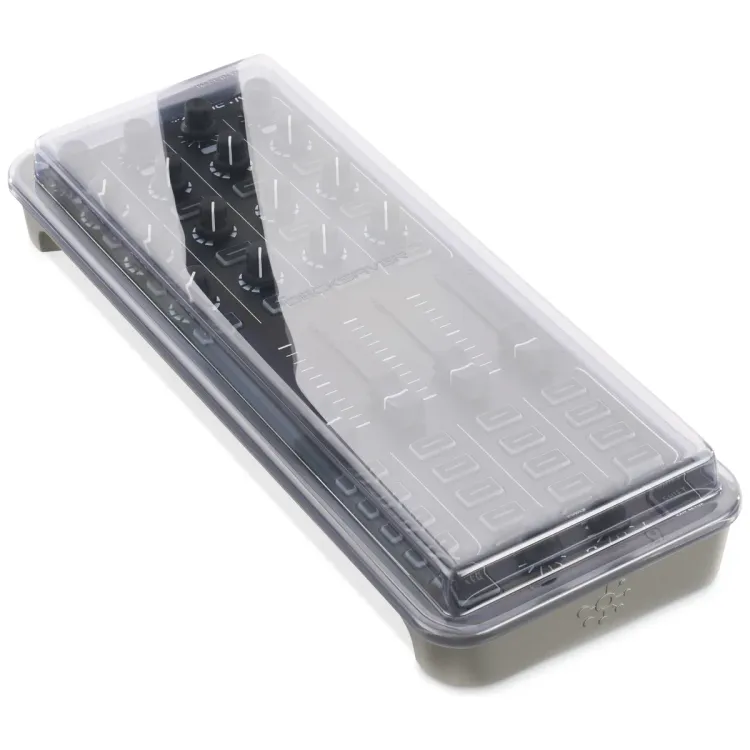 Tapa Decksaver puesta sobre el Allen & Heath Xone:K3, vista en tres cuartos
