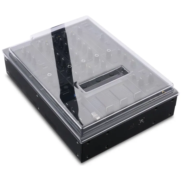 Tapa Decksaver puesta sobre el AlphaTheta DJM-V5, vista en tres cuartos