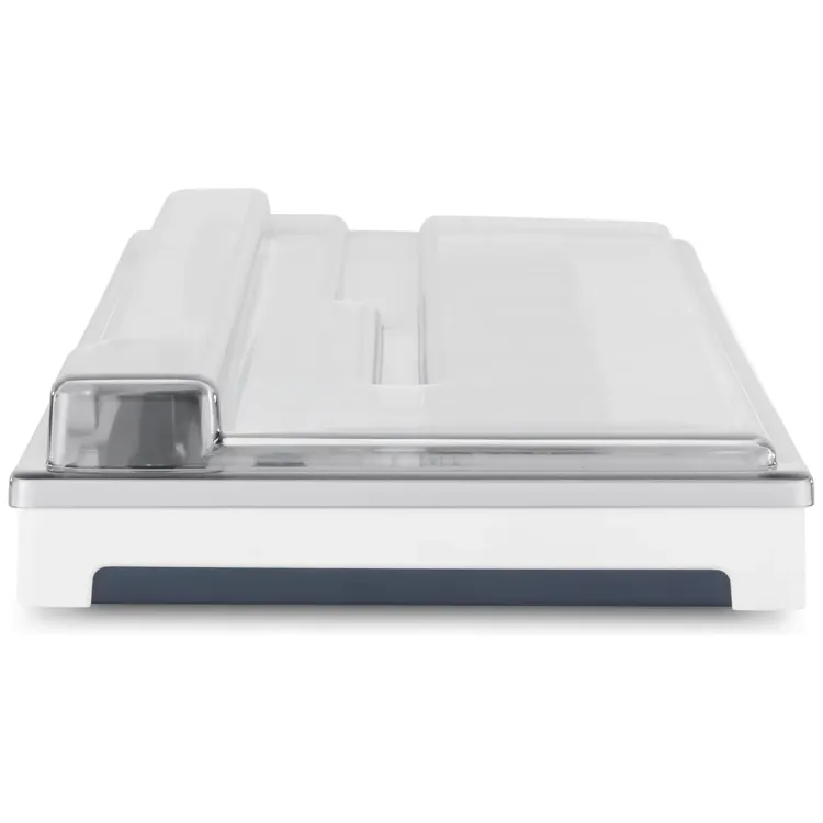 Perfil lateral de la tapa Decksaver sobre el Arturia KeyStep Pro