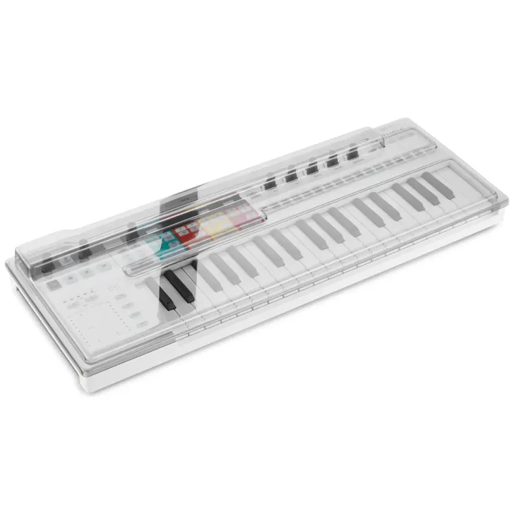 Tapa Decksaver puesta sobre el Arturia KeyStep Pro, vista en tres cuartos
