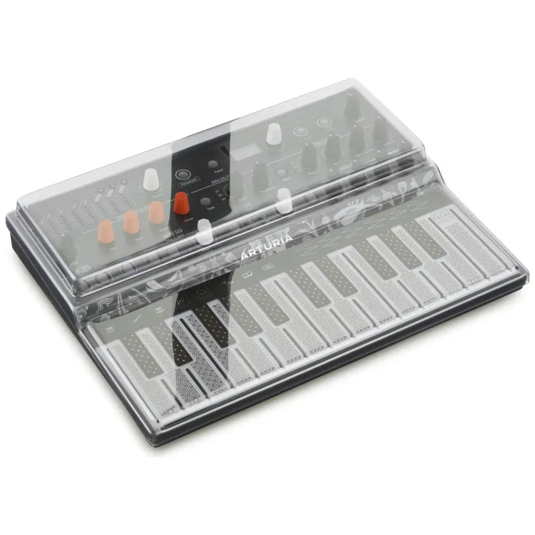 Tapa Decksaver puesta sobre el Arturia MicroFreak, vista en tres cuartos