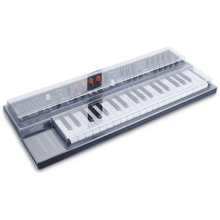 Tapa Decksaver puesta sobre el Arturia MiniFreak, vista en tres cuartos