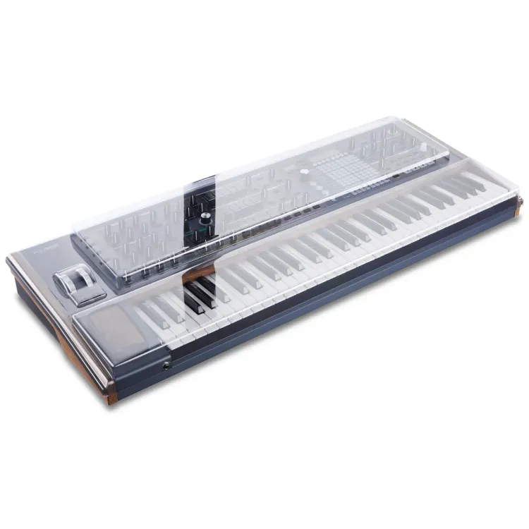 Tapa Decksaver puesta sobre el Arturia PolyBrute, vista en tres cuartos
