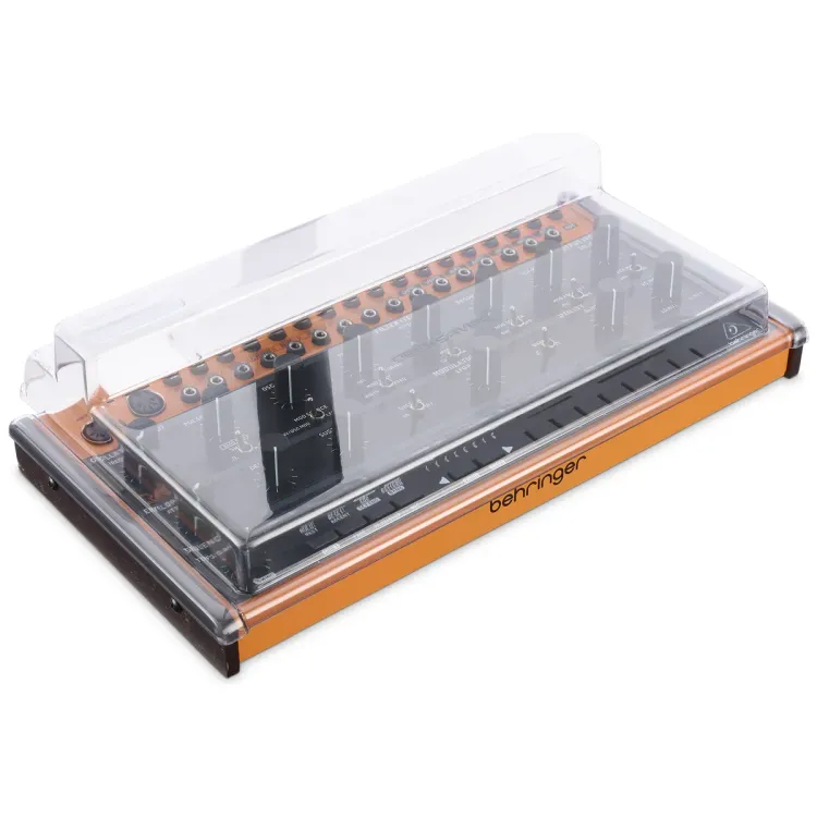 Tapa Decksaver puesta sobre el Behringer Crave, Edge y Grind, vista en tres cuartos