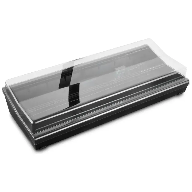 Tapa Decksaver puesta sobre el Behringer Eurorack Go, vista en tres cuartos
