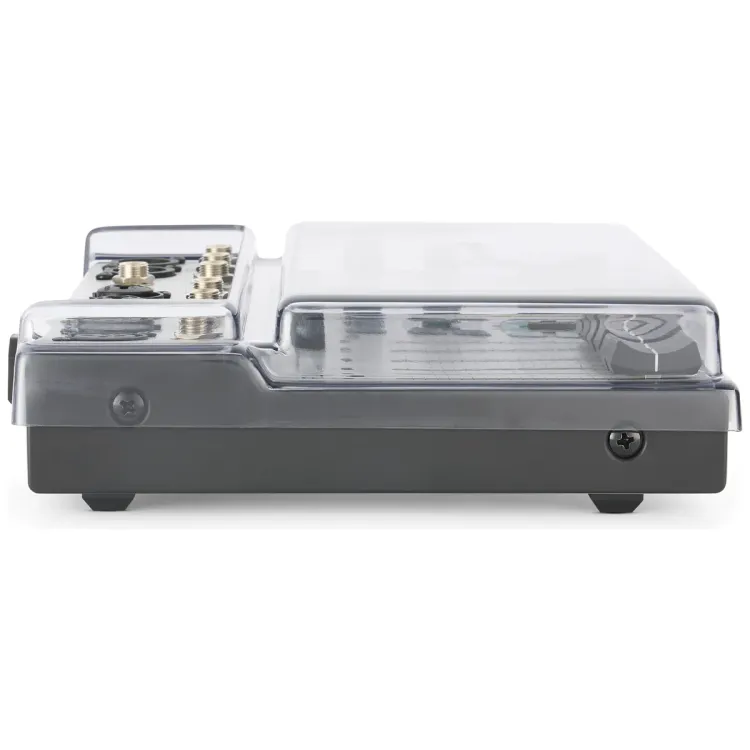 Perfil lateral de la tapa Decksaver sobre el Behringer FLOW 8