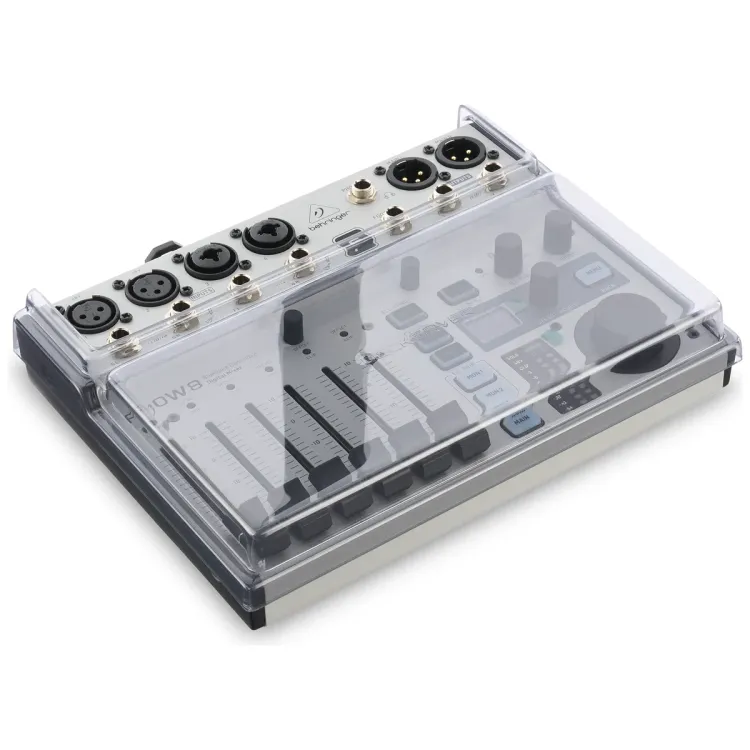 Tapa Decksaver puesta sobre el Behringer FLOW 8, vista en tres cuartos