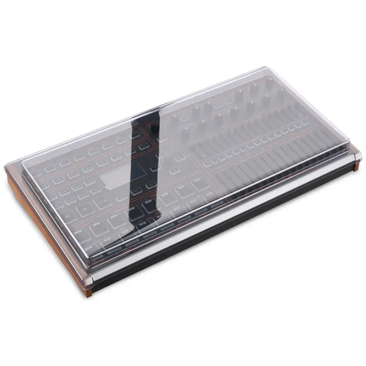 Tapa Decksaver puesta sobre el Behringer LM Drum, vista en tres cuartos