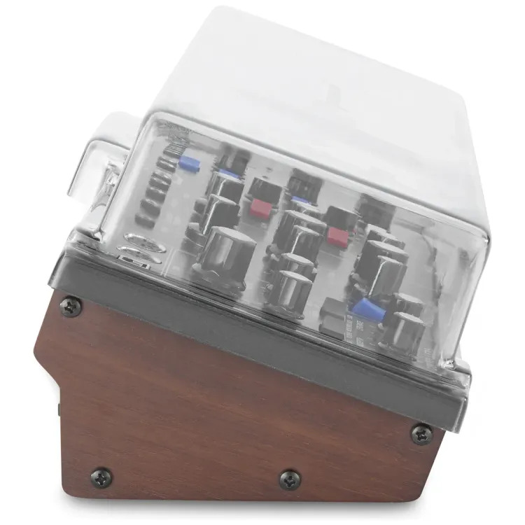 Perfil lateral de la tapa Decksaver sobre el Behringer Model D