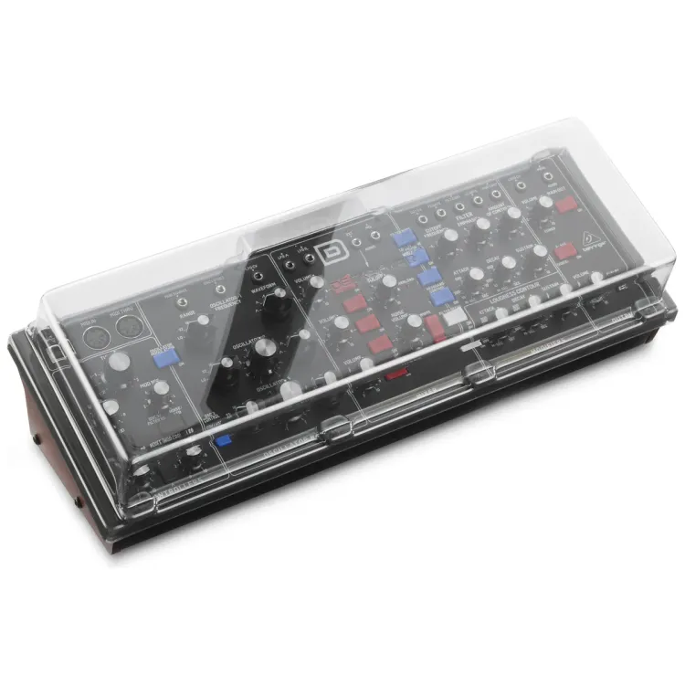 Tapa Decksaver puesta sobre el Behringer Model D, vista en tres cuartos