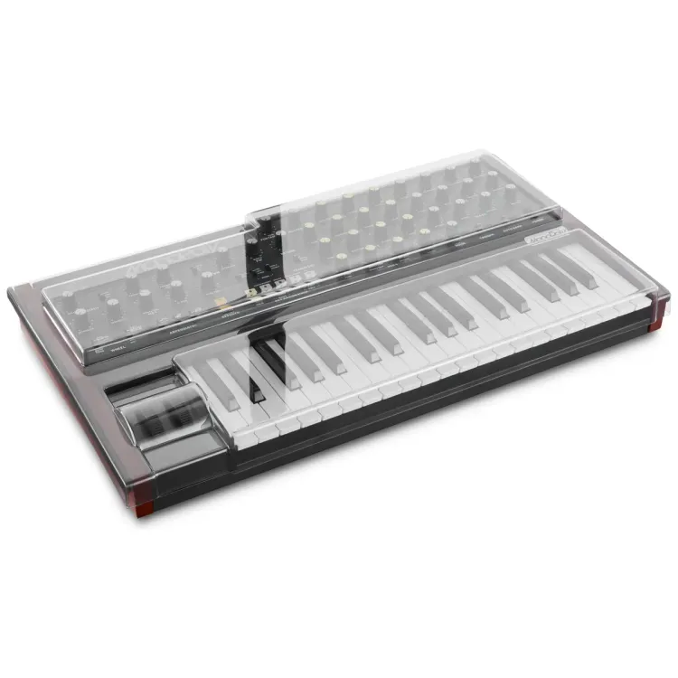 Tapa Decksaver puesta sobre el Behringer MonoPoly, vista en tres cuartos