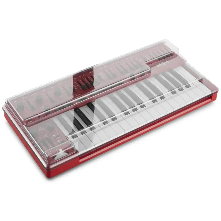 Tapa Decksaver puesta sobre el Behringer MS-1, vista en tres cuartos