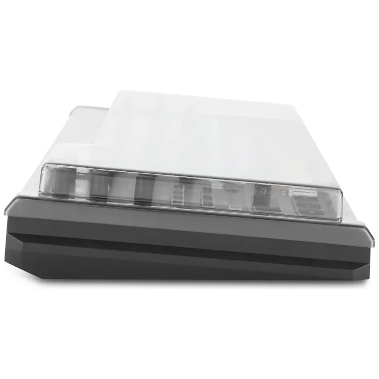 Perfil lateral de la tapa Decksaver sobre el Behringer RD-8