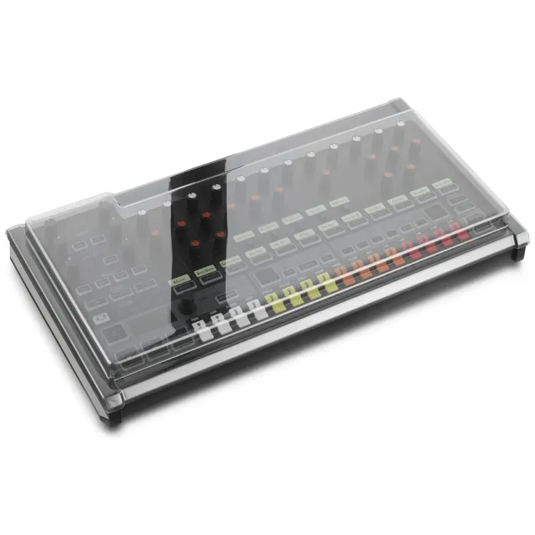 Tapa Decksaver puesta sobre el Behringer RD-8, vista en tres cuartos