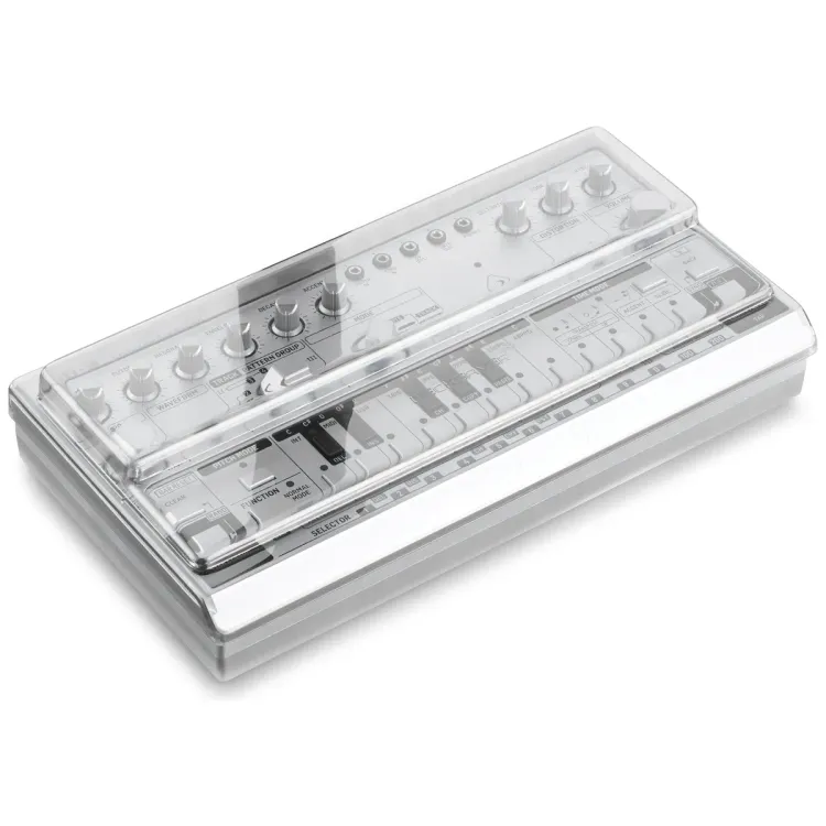 Tapa Decksaver puesta sobre el Behringer TD-3 y RD-6, vista en tres cuartos