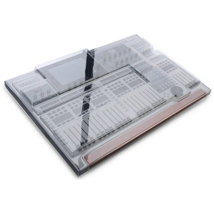 Tapa Decksaver puesta sobre el Behringer WING, vista en tres cuartos