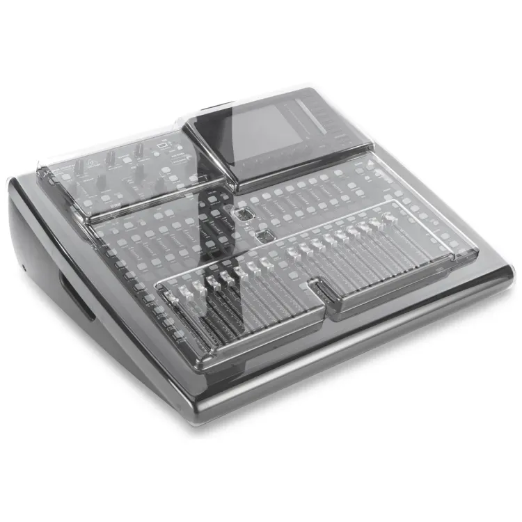 Tapa Decksaver puesta sobre el Behringer X32 Compact, vista en tres cuartos