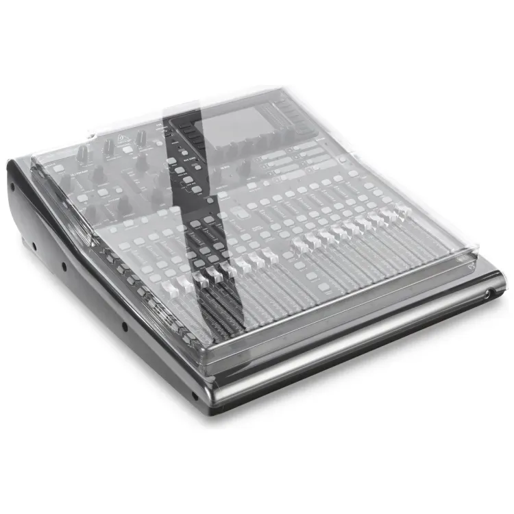 Tapa Decksaver puesta sobre el Behringer X32 Producer, vista en tres cuartos