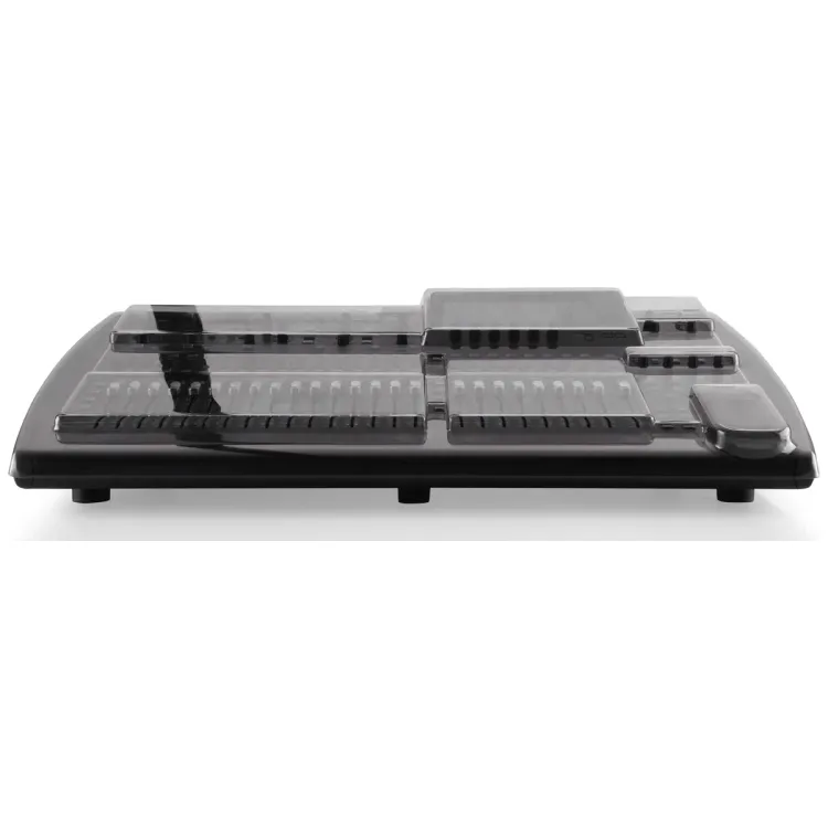 Tapa Decksaver puesta sobre el Behringer X32, vista en tres cuartos