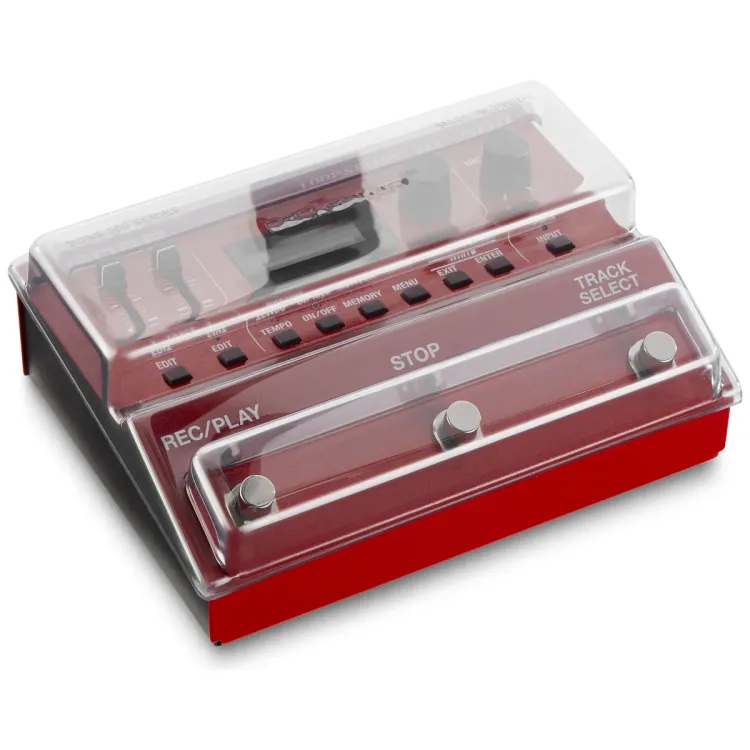 Tapa Decksaver puesta sobre el Boss serie 500, vista en tres cuartos