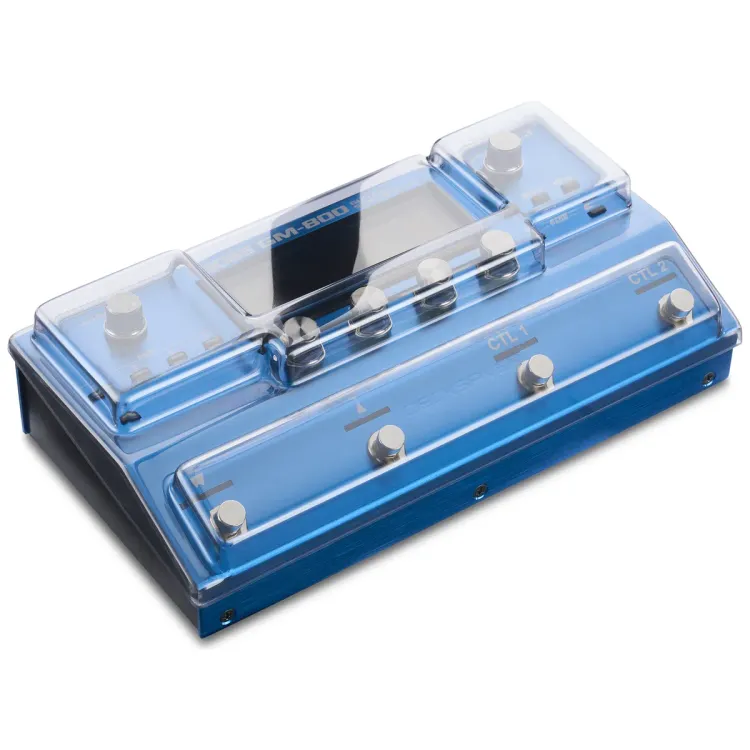Tapa Decksaver puesta sobre el Boss GM-800, vista en tres cuartos