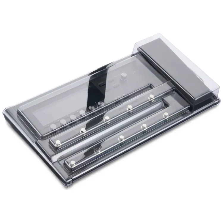 Tapa Decksaver puesta sobre el Boss GT-1000, vista en tres cuartos