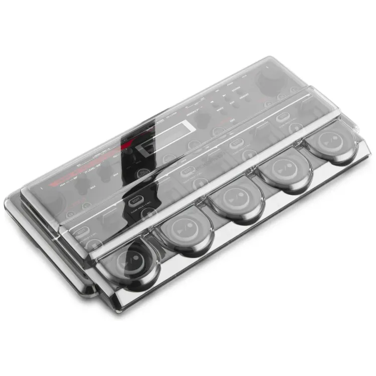 Tapa Decksaver puesta sobre el Boss RC-505, vista en tres cuartos