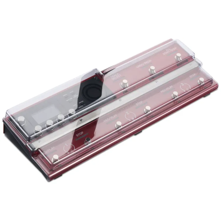 Tapa Decksaver puesta sobre el Boss RC-600, vista en tres cuartos