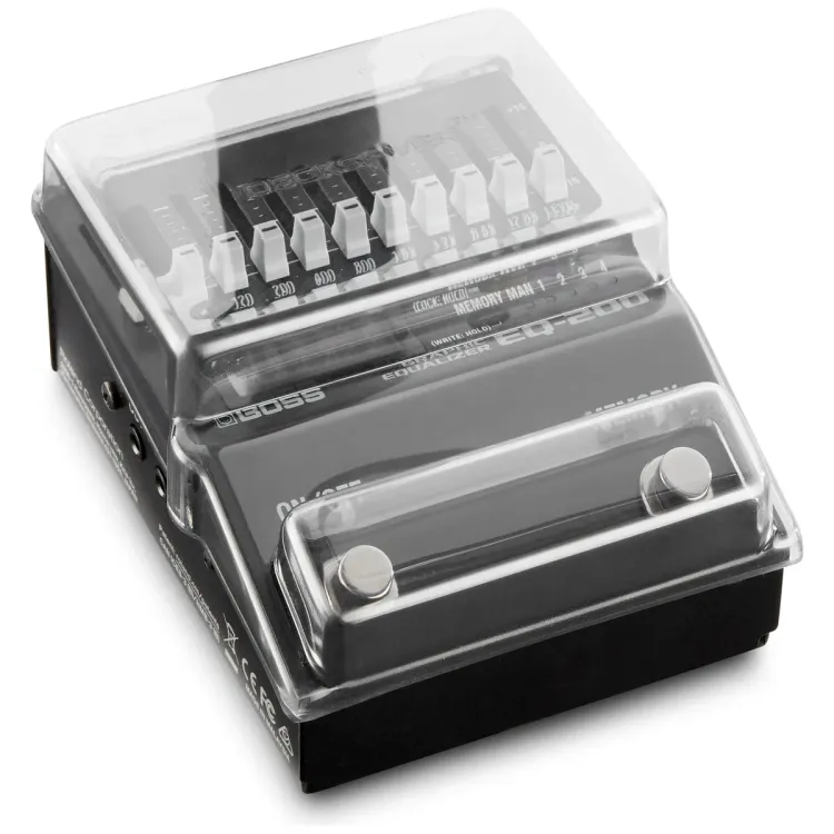 Tapa Decksaver puesta sobre el Boss serie 200, vista en tres cuartos