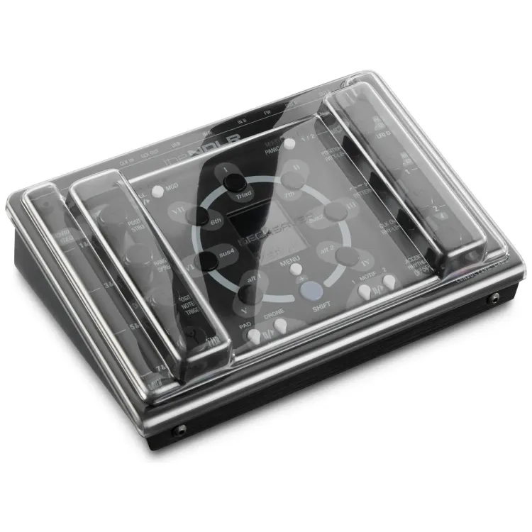 Tapa Decksaver puesta sobre el Conductive Labs The NDLR, vista en tres cuartos