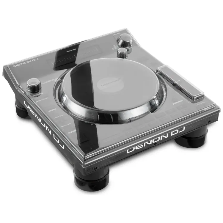 Tapa Decksaver puesta sobre el Denon DJ LC6000 Prime, vista en tres cuartos