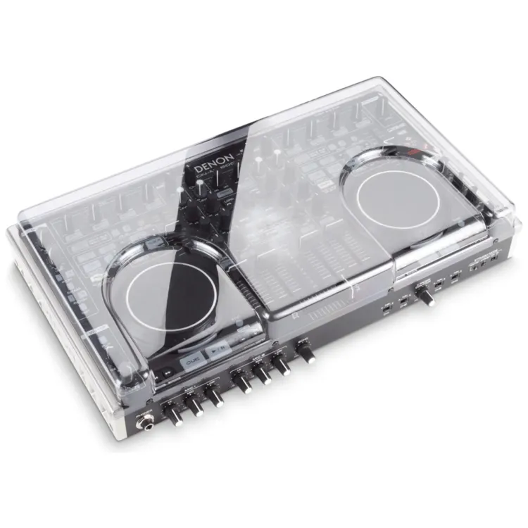 Tapa Decksaver puesta sobre el Denon DJ MC6000 MK1 y MK2, vista en tres cuartos