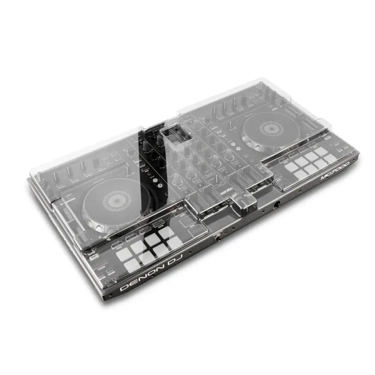 Tapa Decksaver puesta sobre el Denon DJ MC7000, vista en tres cuartos