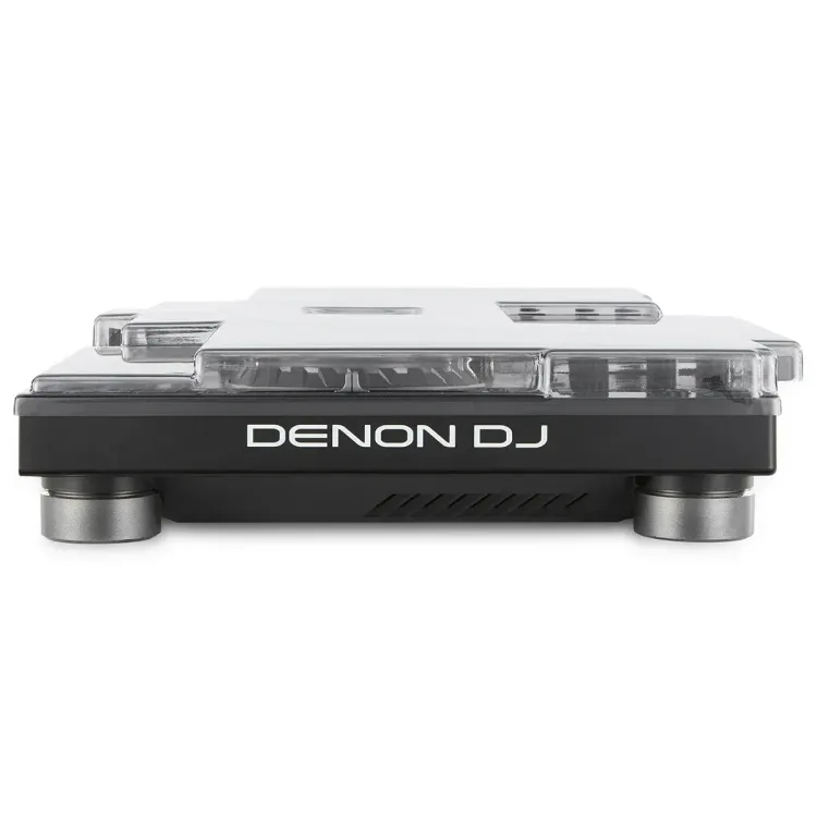 Perfil lateral de la tapa Decksaver sobre el Denon DJ Prime 4 y Prime 4+