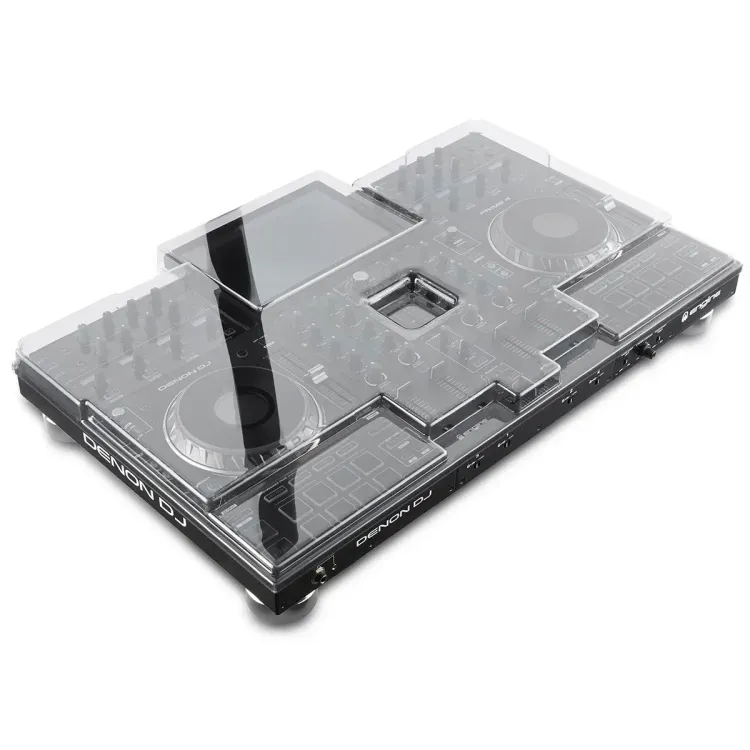 Tapa Decksaver puesta sobre el Denon DJ Prime 4 y Prime 4+, vista en tres cuartos