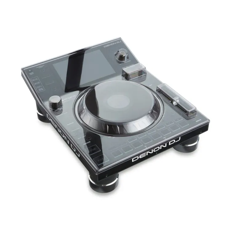 Tapa Decksaver puesta sobre el Denon DJ SC5000 y SC5000M, vista en tres cuartos