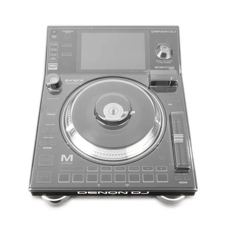 Vista superior del Denon DJ SC5000 y SC5000M con la tapa Decksaver puesta