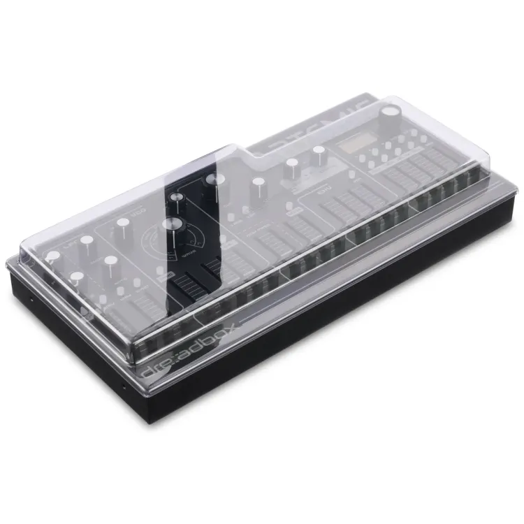 Tapa Decksaver puesta sobre el Dreadbox Artemis, vista en tres cuartos