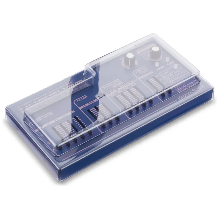 Tapa Decksaver puesta sobre el Dreadbox Nymphes, vista en tres cuartos