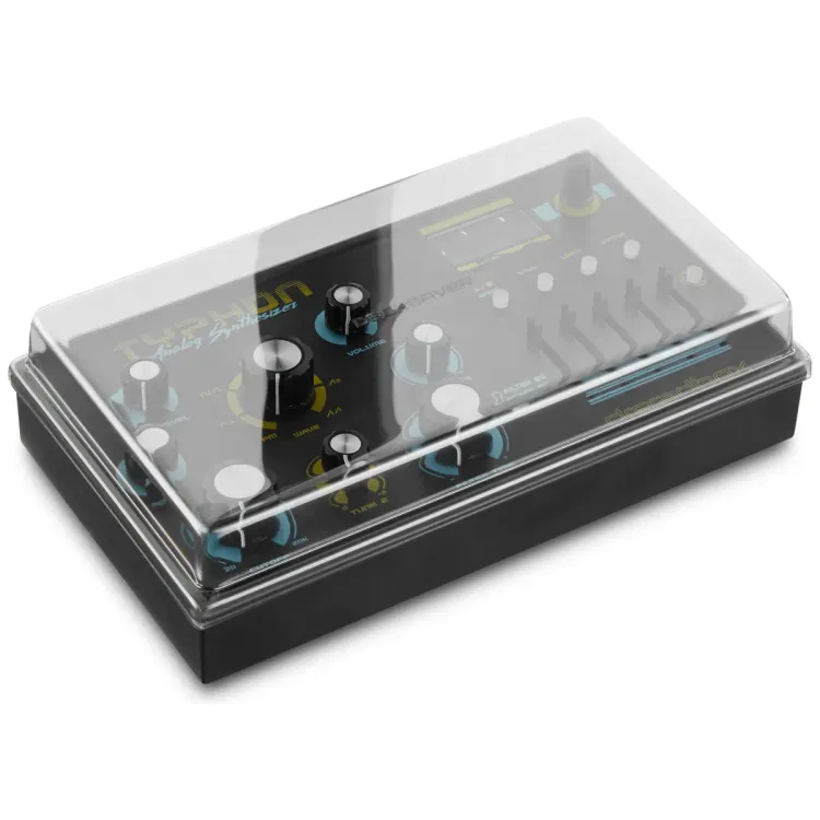 Tapa Decksaver puesta sobre el Dreadbox Typhon, vista en tres cuartos