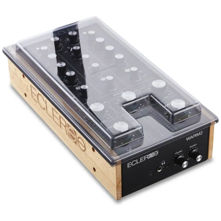 Tapa Decksaver puesta sobre el Ecler WARM2, vista en tres cuartos