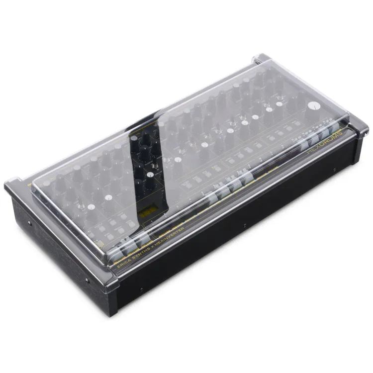 Tapa Decksaver puesta sobre el Erica Synths Hexdrums, vista en tres cuartos