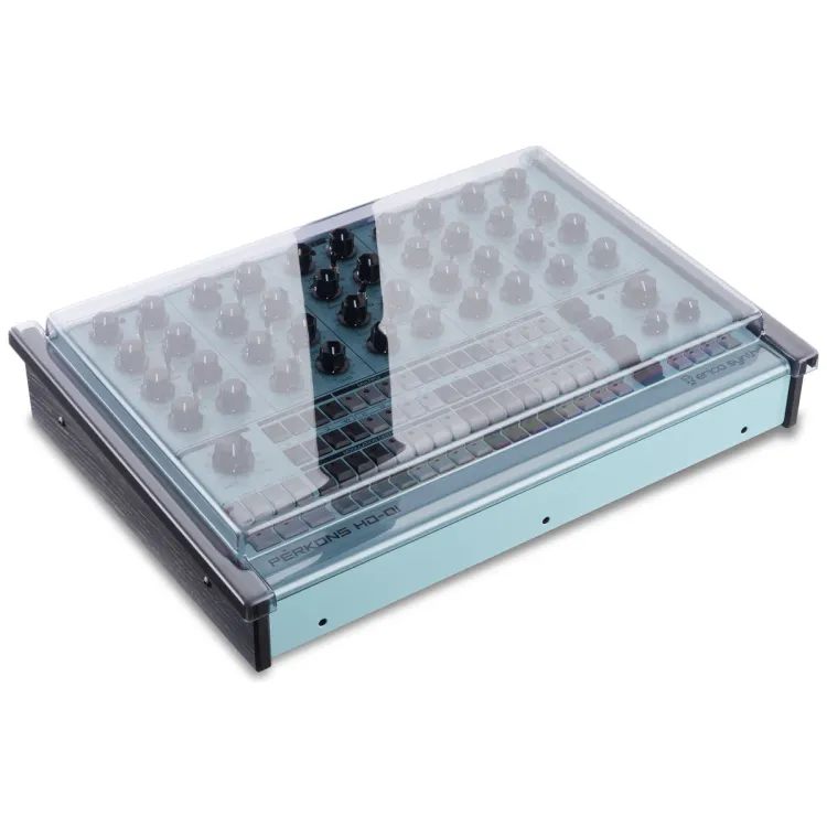 Tapa Decksaver puesta sobre el Erica Synths Perkons HD-01, vista en tres cuartos