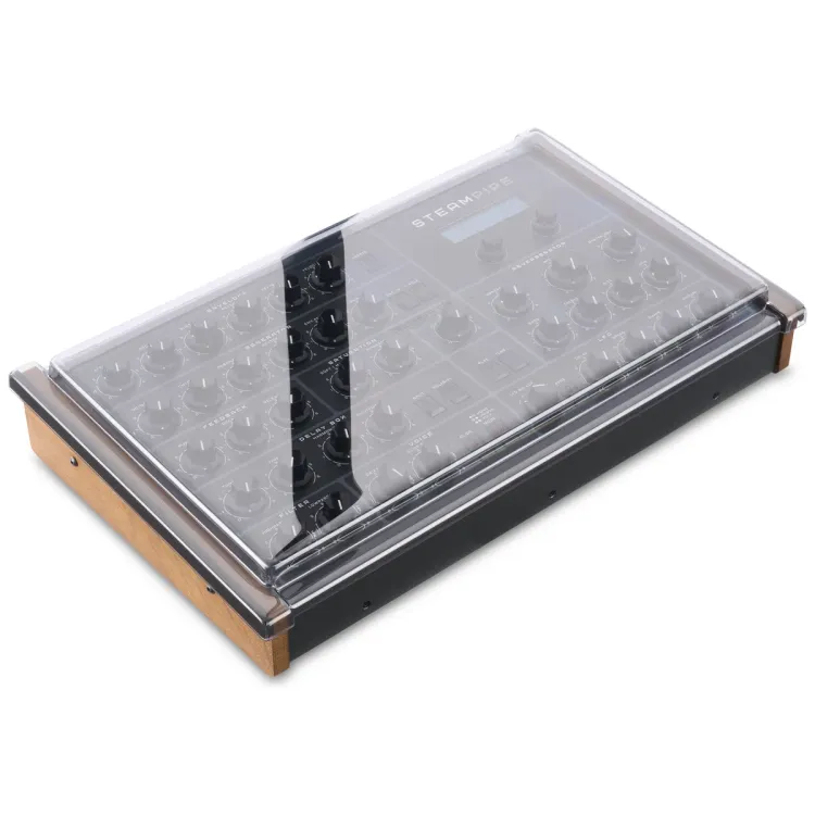 Tapa Decksaver puesta sobre el Erica Synths SteamPipe, vista en tres cuartos