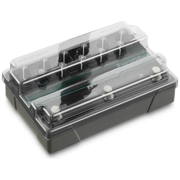 Tapa Decksaver puesta sobre el Eventide Space, ModFactor, PitchFactor y TimeFactor, vista en tres cuartos