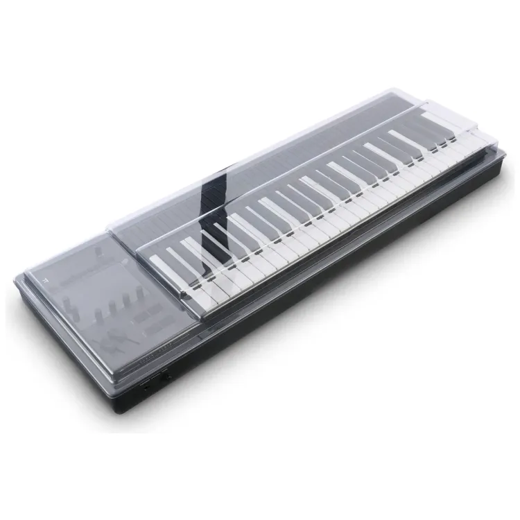 Tapa Decksaver puesta sobre el Expressive E Osmose 49, vista en tres cuartos